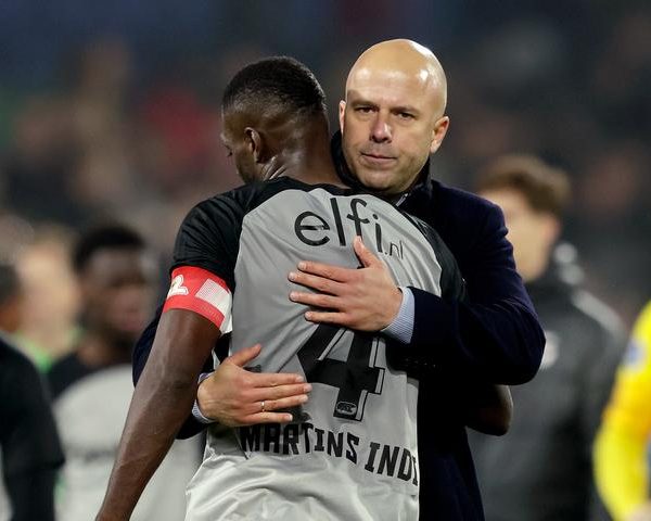 Feyenoord wint van AZ met 0-1 dankzij Quinten Timber