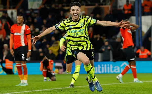 Arsenal wint in thriller van Luton 3-4