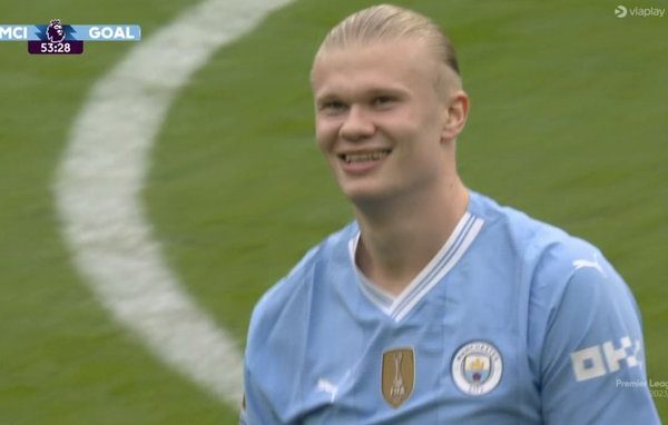 Fenomenale Erling Haaland brengt Manchester City met vier treffers een stap dichter bij de Engelse titel